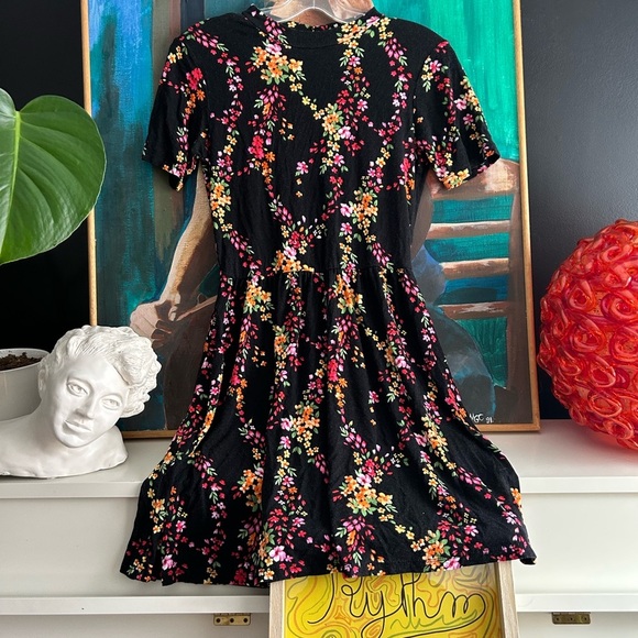 Forever 21 Dresses & Skirts - Forever 21 Black and Pink Flutter Sleeve Sundress